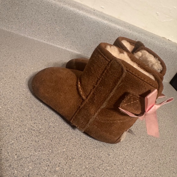 Ugg infant boots size 2 Sherpa lined - Picture 4 of 9